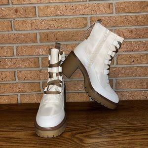 NWT Women’s 7.5 Boots